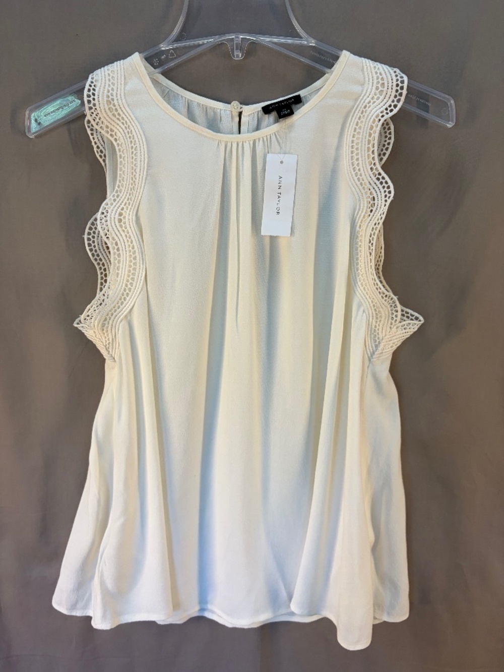 Ann Taylor Sleeveless Blouse, Ivory color Size XS (NWT)